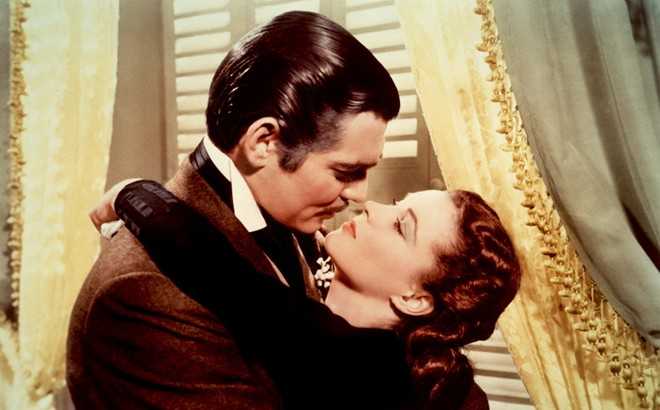 Gone with the Wind (1939): Bộ phim kinh điển trong lịch sử điện ảnh sở hữu màn cầu hôn kinh điển giữa tay chơi Rhett Butler và góa phụ Scarlett O’Hara. Câu nói, “Anh không thể để đời mình trôi đi mà cứ phải nhìn em bên những tấm chồng khác” kèm theo nụ hôn nồng cháy khiến Scarlett gục ngã trong vòng tay của Rhett một cách nhanh chóng.Gone with the Wind từng giành 9 giải Oscar, nằm trong nhiều danh sách phim hay nhất mọi thời đại và có doanh thu phòng vé cao nhất mọi thời đại nếu tính theo mệnh giá tiền năm 2015.