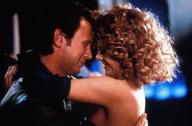 When Harry Met Sally… (1989): Phim là câu chuyện tình cảm dài hơi giữa hai nhân vật Harry và Sally, từ lần gặp mặt đầu tiên tại Đại học Chicago và kéo dài suốt 12 năm trời. When Harry Met Sally… được giới phê bình đánh giá cao nhờ diễn xuất ăn ý của cặp đôi Billy Crystal và Meg Ryan, cũng như nhiều cảnh quay đầy lãng mạn. Họ từng là kẻ thù, bạn bè, người yêu rồi trở thành tình cũ, nhưng vẫn phải thừa nhận tình cảm sâu đậm còn tồn tại trong đêm giao thừa và sống hạnh phúc bên nhau kể từ đó.