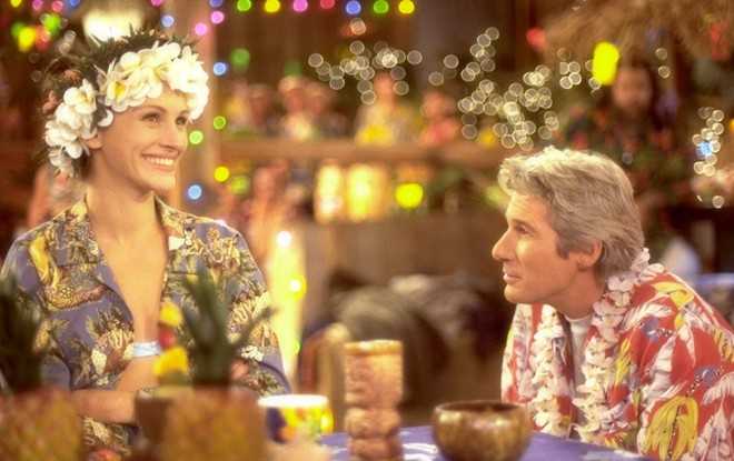 Runaway Bride (1989): “Người đàn bà đẹp” Julia Roberts hóa thân thành Maggie Carpenter, cô nàng có sở thích kỳ quặc là chạy trốn chú rể trong đám cưới, trong bộ phim hài lãng mạn Runaway Bride. Chuyện này đến tai chàng phóng viên hào hoa Ike Graham do Richard Gere thủ vai. Sau khi tiếp cận “đối tượng”, Graham thực sự cảm mến Carpenter, nảy sinh tình cảm rồi cầu hôn cô gái. Cũng như những lần trước, Maggie Carpenter lại bỏ chạy khỏi đám cưới, nhưng rồi cô cũng dám đối mặt với tình cảm của bản thân, quỳ xuống cầu hôn lại Ike tại căn hộ của anh.