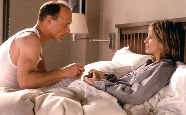 Stepmom (1998): Màn cầu hôn trong Stepmom khá giản dị nhưng vô cùng đáng nhớ: khi nàng Isabel vừa thức dậy, Luke liền đến bên cô trao nụ hôn và một hộp nhẫn. Nhưng trong chiếc hộp lại chỉ có một nhúm chỉ rối. Luke quấn chỉ vào tay Isabel rồi mới đưa nhẫn vào ngón tay, đồng thời thì thầm rằng anh từng một lần khiến chỉ đứt và không muốn lặp lại sai lầm đó thêm lần nữa nữa. Lãng mạn là vậy nhưng chủ đề chính của Stepmom vốn xoay quanh tình mẫu tử và mối quan hệ giữa con riêng và mẹ kế.