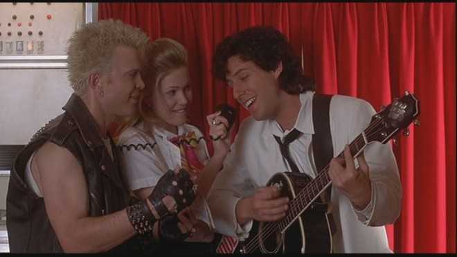 The Wedding Singer (1998): Ca sĩ nhạc rock Robbie Hart rời bỏ ban nhạc sau khi gặp phải cú sốc tình cảm rồi từ đó trở thành người chuyên hát thuê tại các đám cưới. Trong một lần thực hiện công việc mới, anh gặp nữ hầu bàn Julia và mau chóng nảy sinh tình cảm. Trớ trêu thay, Julia đã đính hôn với một người đàn ông khác. Khi mọi hy vọng dường như không còn nữa, Robbie vô tình gặp lại Julia trên chuyến bay định mệnh. Trên chiếc máy bay, chàng trai ca vang bài hátGrowing Old with You thay cho lời tỏ tình, khiến cô gái phải bật khóc vì xúc động.