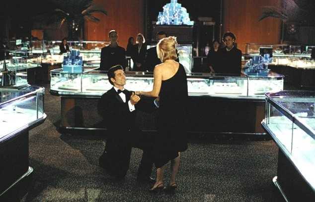 Sweet Home Alabama (2002): Màn cầu hôn trong bộ phim Sweet Home Alabama được coi là xa xỉ bậc nhất trong lịch sử điện ảnh, khi cô nàng Melanie được người tình Andrew dẫn đến tiệm trang sức danh giá Tiffany tại New York. Chàng quỳ xuống nói với nàng rằng cô có thể chọn bất cứ chiếc nhẫn nào mà mình thích. Sweet Home Alabama có sự góp mặt của nữ diễn viên Reese Witherspoon và xoay quanh chuyện tình rắc rối của Melanie với người chồng tại quê nhà và người tình nơi thành phố xa hoa.