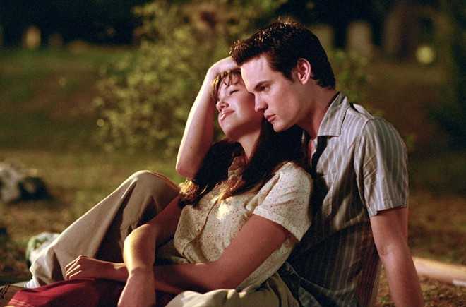 A Walk to Remember (2002): Một trong những bộ phim chuyển thể từ nguyên tác văn học của Nicholas Sparks thành công nhất có sự góp mặt của hai danh ca nổi tiếng: Mandy Moore và Shane West. A Walk to Remember kể lại mối tình đầy nước mắt giữa nam sinh Landon và cô bạn Jamie bị mắc bệnh hiểm nghèo. Trong một lần hẹn hò, hai người thấy được mưa sao băng, và tại chính cái khoảnh khắc kỳ diệu ấy, Landon và Jamie đã bộc lộ tình yêu mãnh liệt và đầy khát khao của bản thân.