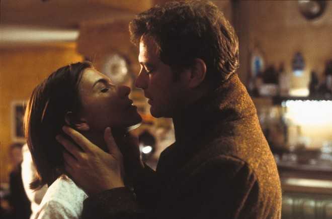 Love Actually (2003): Xuất hiện trong bộ phim tình cảm lãng mạn nổi tiếng của điện ảnh nước Anh là một cặp đôi bất đồng ngôn ngữ: Jamie và người quản gia Aurelia người Bồ Đào Nha. Cả hai bí mật học tiếng mẹ đẻ của đối phương và đến đêm Giáng Sinh, Jamie cầu hôn Aurelia bằng tiếng Bồ hết sức trơn tru, còn cô gái thì đáp lại chàng trai bằng tiếng Anh.