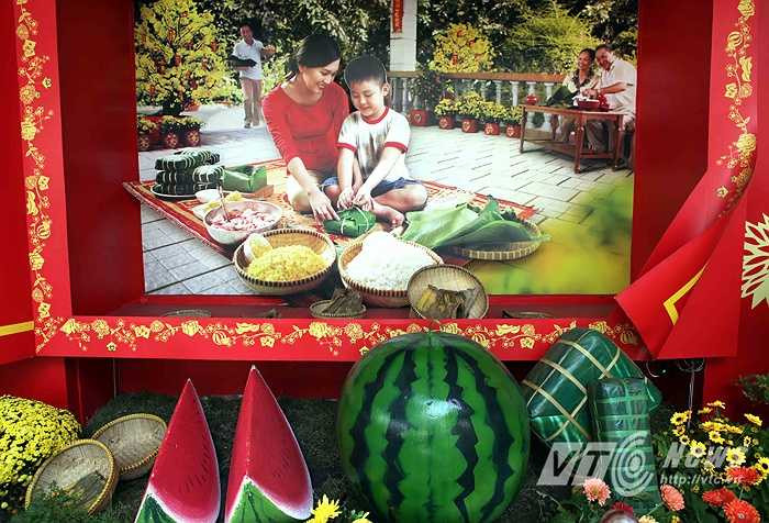 Bánh chưng và những đứa trẻ là một sự nhập thân văn hóa Tết hết sức ý nghĩa. (Ảnh: Quang Minh)