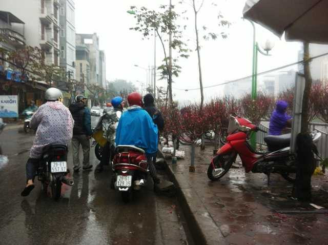 Mưa khiến cả người bán - người mua đều vất vả.