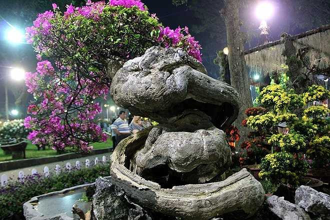 Phần thân độc đáo có hình dáng như một cái máng trượt nước.