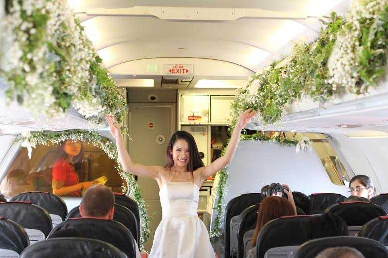 Lễ cưới cặp đôi đồng tính nữ trên… máy bay Vietjet