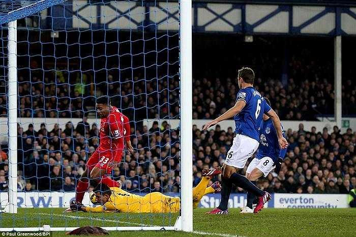 Trận này, HLV Brendan Rodgers đã gây bất ngờ lớn khi bố trí tiền đạo trẻ Jordon Ibe đá chính ngay từ đầu thay cho vị trí của Daniel Sturridge. Một quyết định mạo hiểm nhưng sáng suốt của HLV Brendan Rodgers, bởi Jordon Ibe với kỹ thuật cá nhân khéo léo và khả năng bứt tốc cực tốt đã gây rất nhiều khó khăn cho hàng phòng ngự Everton.