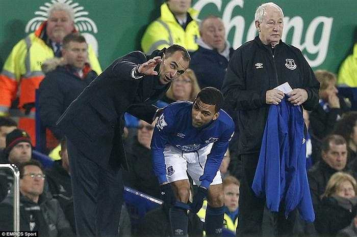 Aaron Lennon cũng có màn ra mắt màu áo mới. 