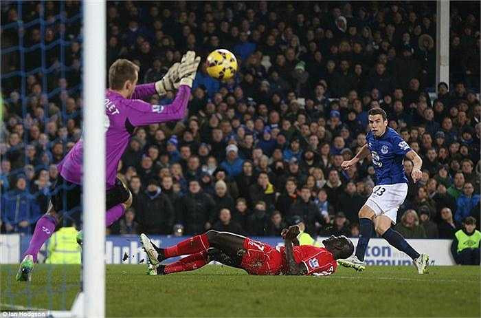 Phút 27, từ pha lên bóng bên cánh phải, Jordon Ibe đi bóng qua hai cầu thủ Everton rồi tung cú dứt điểm hạ gục thủ môn Joel Robles. Nhưng may mắn đã không đứng về phía đội khách khi cú dứt điểm trái phá của Jordon Ibe sau khi vượt qua thủ môn Joel Robles lại tìm đúng cột dọc khung thành.