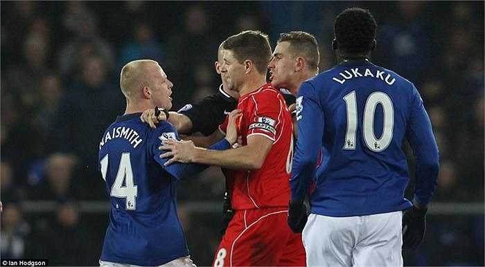 Trận đấu đôi lúc được tạm dừng vì cái đầu nóng của cầu thủ hai đội. 