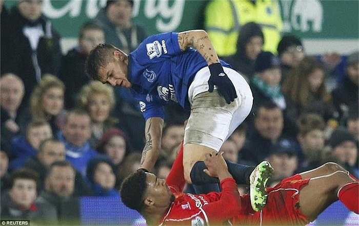 Những va chạm cực mạnh liên tục xảy ra. 