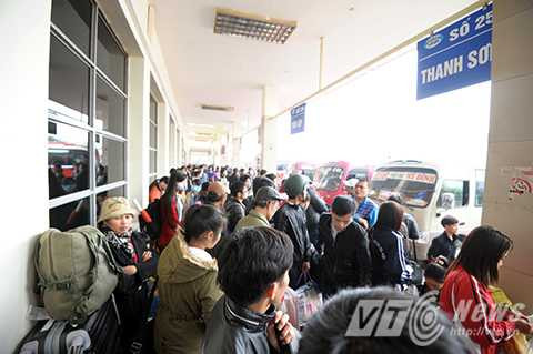 Hà Nội: Người dân bắt đầu đổ dồn về bến xe những ngày cận tết