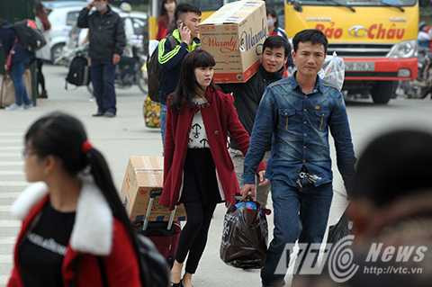 Hà Nội: Người dân bắt đầu đổ dồn về bến xe những ngày cận tết