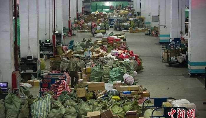 Nhân viên bưu điện thành phố Thái Nguyên cho biết, trong 1 tuần gần đây, bình quân mỗi ngày họ nhận 60.000 bưu kiện, nhiều nhất là 80.000. Còn số lượng chuyển đi bình quân là gần 90.000, nhiều nhất là 120.000