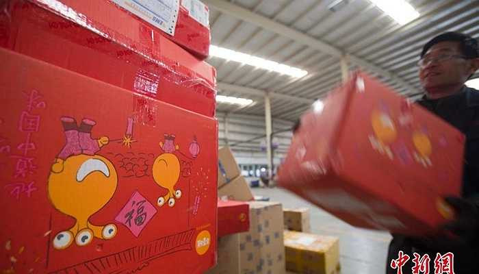 Trong số các bưu kiện được chuyển tới còn có những hộp quà Tết cần chuyển tới ngay cho người nhận.