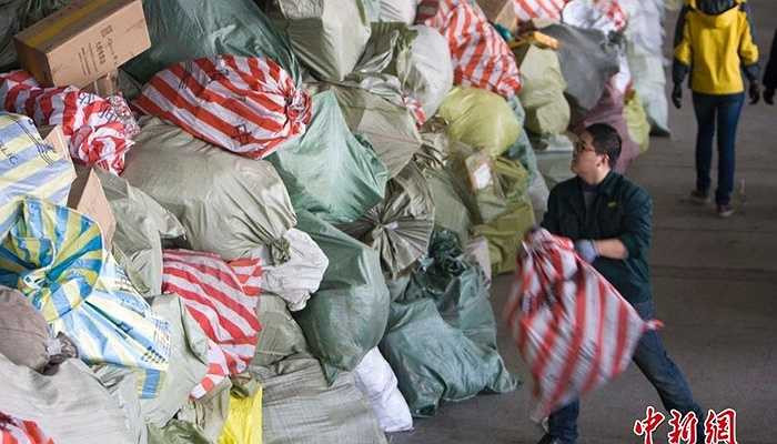 Vì lượng hàng tăng lên gấp đôi so với ngày thường, những nhân viên bưu điện phải làm việc vất vả hơn rất nhiều trong những ngày giáp Tết.