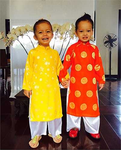 Diva nhạc Việt cũng khoe hình ảnh cặp song sinh diện áo dài truyền thống đón Tết. Trong khi Tép được bố mẹ may cho áo dài vàng thì Tôm lại có bộ đồ đỏ rực rỡ.