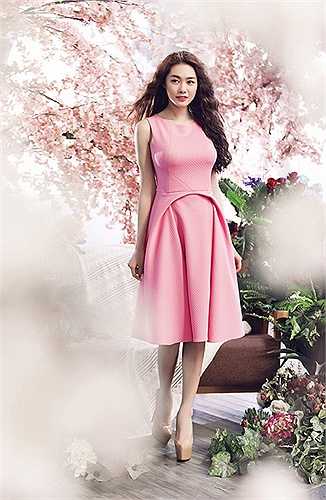 Linh Chi cũng mặc đồng điệu với 'đàn chị', khoe nhan sắc ngọt ngào, quyến rũ.