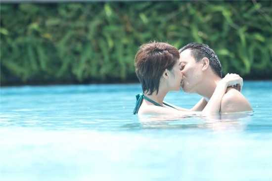 Trong phim Vừa đi vừa khóc (phát sóng vào năm 20014), Hải Minh (Lương Mạnh Hải) đã đem lòng yêu Đông Dương (Minh Hằng), dù lúc đó, Đông Dương vẫn giấu kín thân phận nữ nhi của mình với vẻ ngoài của một chàng trai. Sau khi nhận được lời tỏ tình của Hải Minh, Đông Dương bất ngờ xuất hiện trong bộ bikini, khoe thân hình quyến rũ. Cả hai trao cho nhau nụ hôn nồng nàn trong bể bơi.