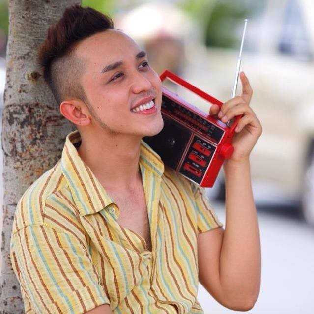 Ngoài màn tỏ tình giữa Hải Minh và Đông Dương, phim Vừa đi vừa khóc còn có một màn tỏ tình khác rất độc đáo. Sau nhiều lần tỏ tình trực tiếp với Thêu (Nhã Phương) và thất bại, Lố (La Quốc Hùng) chọn cách nói lời yêu thương qua sóng radio: “Thêu yêu của anh, anh yêu Thêu đã tròn 2 năm rồi. Kể từ giây phút đầu tiên, anh biết trái tim anh đã thuộc về Thêu. Anh yêu Thêu nhiều lắm và anh biết, suốt cả cuộc đời này, anh chỉ yêu mình Thêu thôi”. Sau đó chàng Lố còn gửi một bài hát rất lãng mạn cho Thêu.