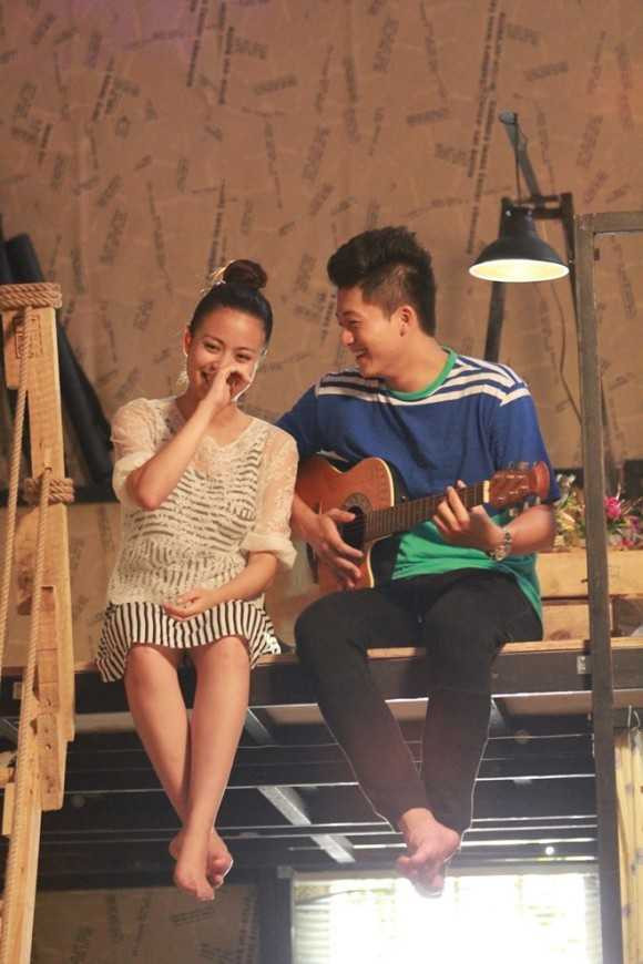 Trong phim Thần Tượng ra mắt năm 2013, Trí (Harry Lu) và Thùy Linh (Hoàng Thùy Linh) đem lòng yêu thương nhau. Tuy nhiên, tình cảm của họ lại vấp phải sự phản đối dữ dội từ phía gia đình Thùy Linh. Khi bị mẹ nhốt trong nhà, Thùy Linh đã tìm cách trốn ra ngoài. Cô và Trí đã gặp nhau trên nóc nhà người hàng xóm và trao nhau nụ hôn ngay tại đó.