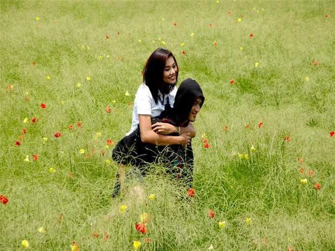 Khán giả xem Nụ hôn thần chết (công chiếu năm 2008) khó có thể quên được phân đoạn thần chết Du (Johnny Trí Nguyễn) cõng An (Thanh Hằng) đi trên cánh đồng đầy hoa dại rồi sau đó bất ngờ bay lên không trung theo lời cầu nguyện của An. Tiếp đến, thần chết Du còn hóa phép cho trời mưa, đúng như ước mơ được lãng mạn như trong phim của An. Khoảnh khắc này đã mở đầu cho câu chuyện tình cảm động giữa 2 con người thuộc 2 thế giới khác nhau.