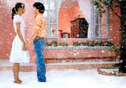 Trong phim Tuyết nhiệt đới (lên sóng năm 2006), nhân vật nữ Hằng (Anh Thư) luôn khao khát được nhìn thấy cảnh tuyết rơi. Chính vì thế, Hải (Lương Mạnh Hải) đã kỳ công tạo nên cảnh tuyết rơi ngay giữa mùa hè để rồi tỏ tình với Hằng ngay trong khung cảnh lãng mạn đó.