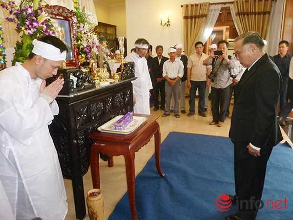 Ông Nguyễn Thiện Nhân không cầm được nước mắt bên linh cữu ông Nguyễn Bá Thanh