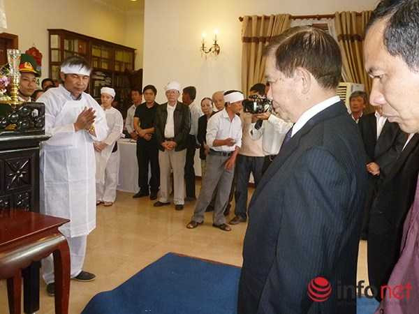 Ông Nguyễn Thiện Nhân không cầm được nước mắt bên linh cữu ông Nguyễn Bá Thanh