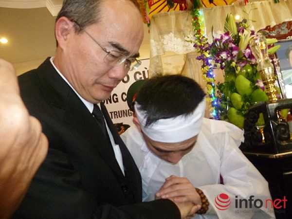 Ông Nguyễn Thiện Nhân không cầm được nước mắt bên linh cữu ông Nguyễn Bá Thanh