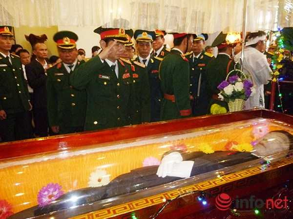 Ông Nguyễn Thiện Nhân không cầm được nước mắt bên linh cữu ông Nguyễn Bá Thanh