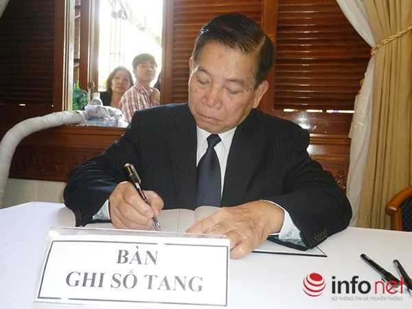 Ông Nguyễn Thiện Nhân không cầm được nước mắt bên linh cữu ông Nguyễn Bá Thanh