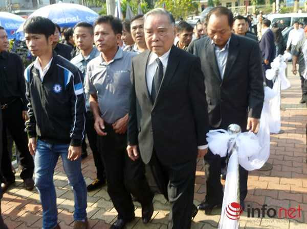 Ông Nguyễn Thiện Nhân không cầm được nước mắt bên linh cữu ông Nguyễn Bá Thanh