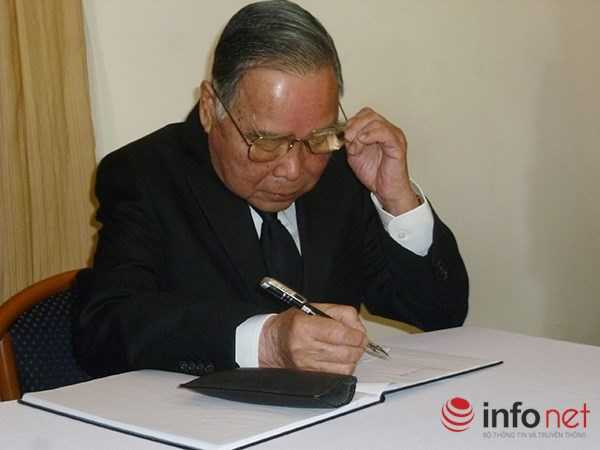 Ông Nguyễn Thiện Nhân không cầm được nước mắt bên linh cữu ông Nguyễn Bá Thanh