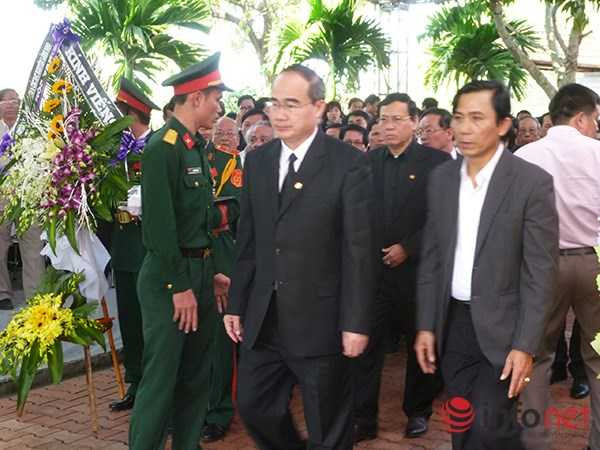 Ông Nguyễn Thiện Nhân không cầm được nước mắt bên linh cữu ông Nguyễn Bá Thanh