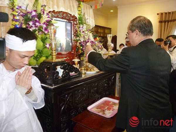 Ông Nguyễn Thiện Nhân không cầm được nước mắt bên linh cữu ông Nguyễn Bá Thanh