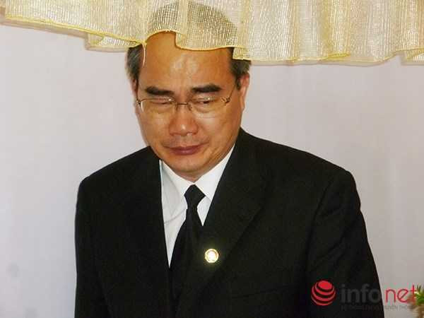 Ông Nguyễn Thiện Nhân không cầm được nước mắt bên linh cữu ông Nguyễn Bá Thanh