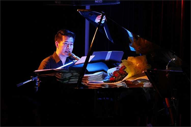 Về cơ bản, không gian phòng trà là một không gian nhỏ hẹp, ấm cúng và sang trọng, đây là một không gian luôn thách thức ca sỹ nhưng cũng mang lại sự tương tác cao giữa nghệ sỹ và khán giả.