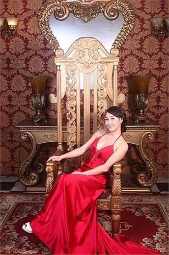 Hiện tại, Nguyễn Dư Ngân là một trong những diễn viên, giáo viên, biên đạo múa được nhiều người biết đến bởi thân hình nóng bỏng, gợi cảm thu hút ánh nhìn.