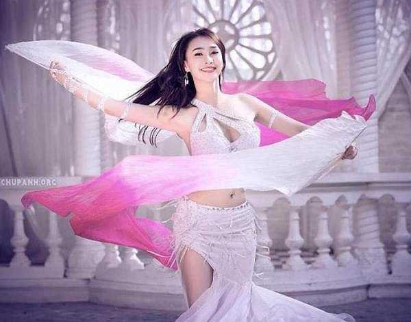 'Mặc dù công việc đi diễn cuối năm rất bận rộn nhưng Ngân vẫn tranh thủ thời gian rảnh giúp bố mẹ dọn dẹp lau chùi nhà cửa, trang trí ngôi nhà trở nên lung linh để đón chào năm mới'.