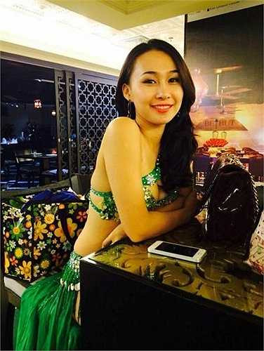 Dư Ngân có sở thích: múa, hát, đi du lịch và mua sắm. 