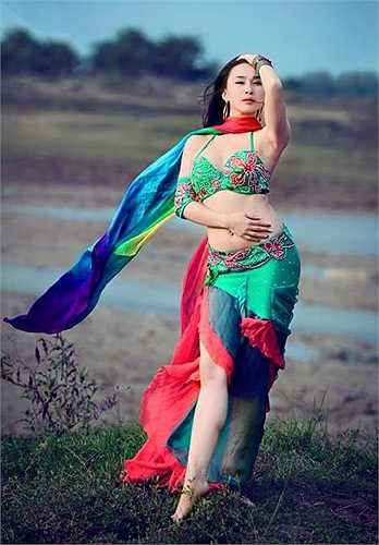 'Ngân cũng trực tiếp tham gia đứng lớp giảng dạy một số bộ môn như Bellydance, Bollywood, Balet, múa dân gian đương đại, lớp múa dành cho trẻ em'.