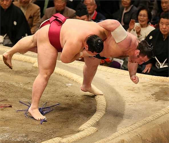 Hàng năm, vào tháng 1 và tháng 5, khi giải đấu sumo lớn diễn ra, Ryogoku Kokugikan sẽ thu hút rất nhiều người yêu thích môn thể thao này tới xem. Có khán giả có thể ngồi 10 giờ liên tục để theo dõi các trận thi đấu. 