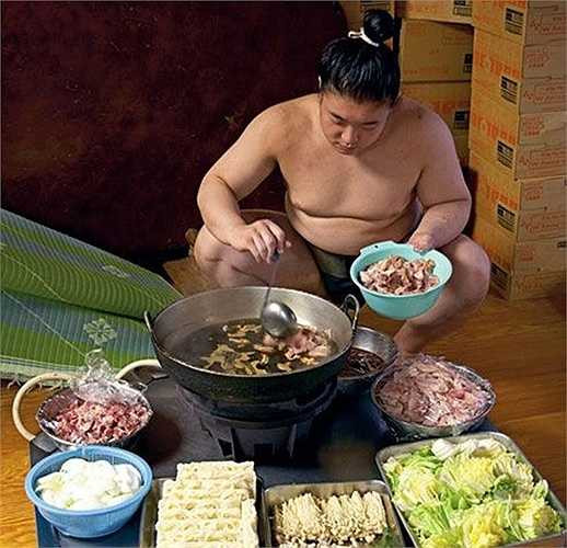 Cận cảnh bữa ăn của một sumo Nhật Bản.