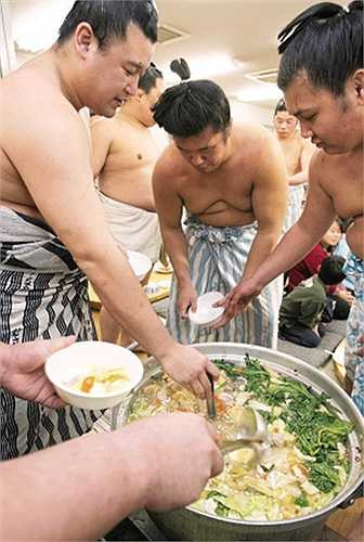 Một nồi canh khổng lồ của các sumo.