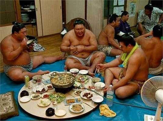 Sau khi trải qua các kỳ sát hạch về sức khỏe bao gồm thị lực, độ bền, tốc độ chạy… các võ sinh được nhận sẽ bắt đầu tập luyện, ăn uống theo chế độ của sumo để tăng trọng lượng.