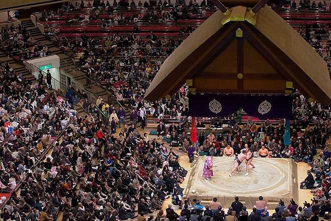 Địa điểm diễn ra các trận thi đấu sumo thường được tổ chức ở nhà thi đấu sumo quốc gia Ryogoku Kokugikan. Bên trên võ đài là mái che treo Tsuriyane thiết kế mô phỏng kiến trúc của mái đền Thần Đạo. Điều này thể hiện sức ảnh hưởng mạnh mẽ của tín ngưỡng Thần Đạo trong môn võ sumo. 