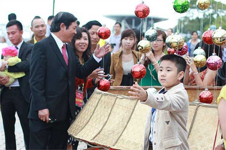 Trên lĩnh vực chính trị, người dân nhắc đến tên ông Nguyễn Bá Thanh - Ủy viên Ban Chấp hành Trung ương Đảng Cộng sản Việt Nam, Trưởng Ban Nội chính Trung ương, Trưởng đoàn Đại biểu Quốc hội thành phố Đà Nẵng, Ủy viên Ủy ban Tài chính, Ngân sách của Quốc hội Việt Nam, Phó Trưởng Ban chỉ đạo Trung ương về phòng, chống tham nhũng - cơ quan trực thuộc Bộ Chính trị. 